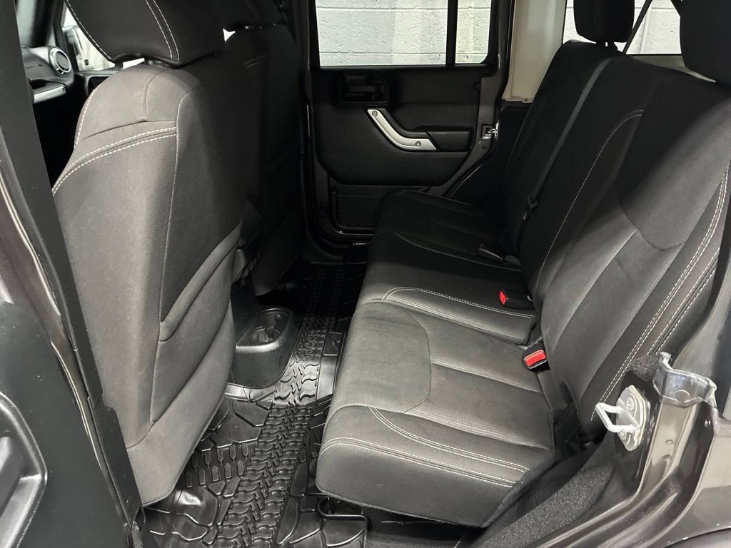 Used 2018 Jeep Wrangler Unlimited Sahara w/ Connectivity Group AWD/4WD image 22