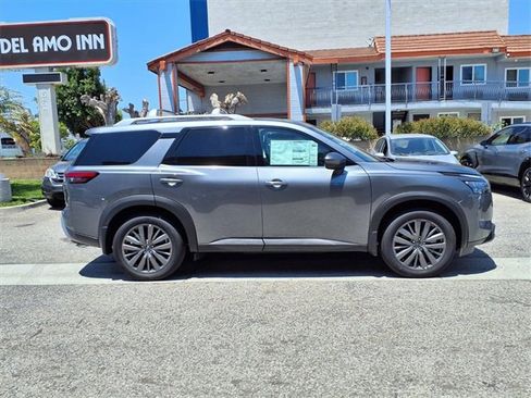 New 2025 Nissan Pathfinder SL w/ Black Appearance Package image 4