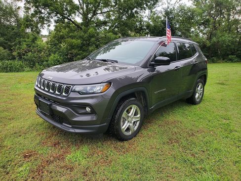 Used 2024 Jeep Compass Latitude w/ Convenience Group AWD/4WD image 1