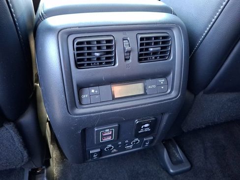 Used 2018 Nissan Pathfinder Platinum AWD/4WD image 11