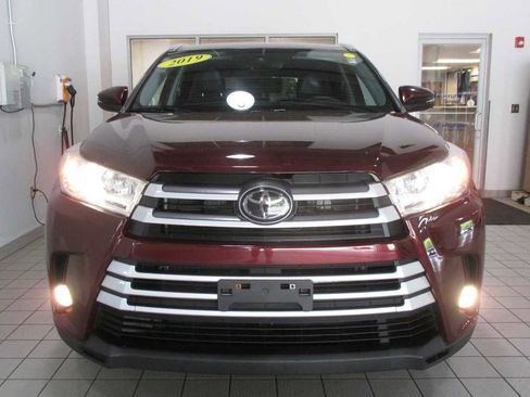Used 2019 Toyota Highlander XLE image 2