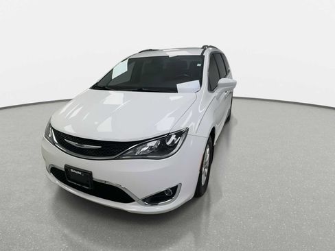 Used 2020 Chrysler Pacifica Touring-L FWD image 4