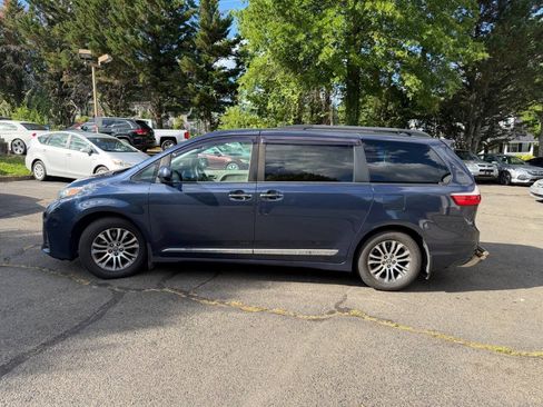 Used 2018 Toyota Sienna XLE w/ XLE Navigation Package FWD image 4