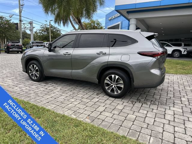 Used 2025 Toyota Highlander XLE FWD image 32