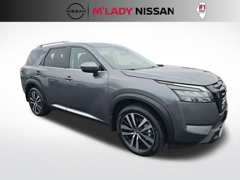 Used 2025 Nissan Pathfinder Platinum image 4