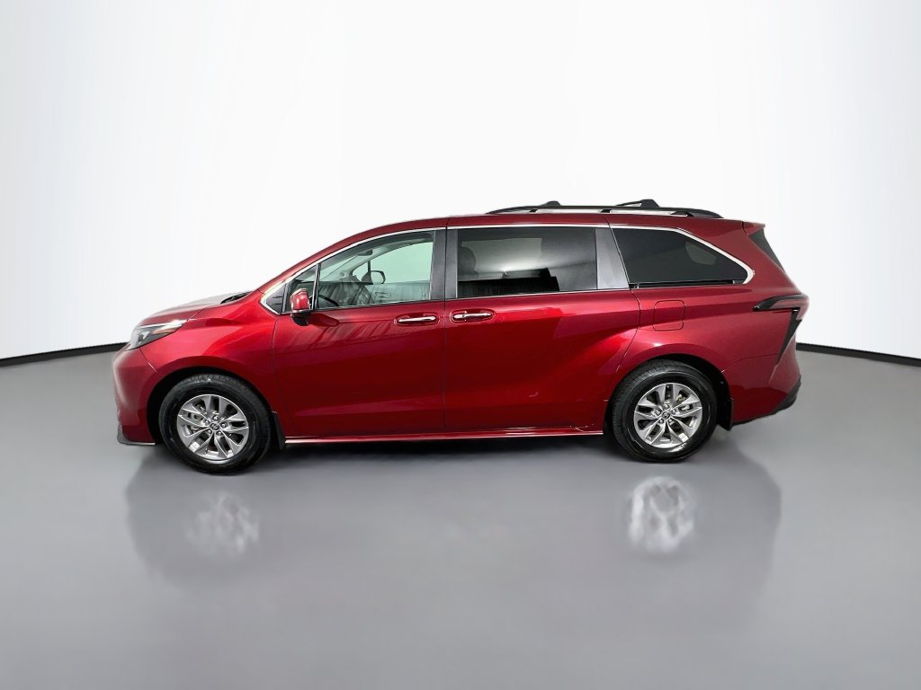 Used 2025 Toyota Sienna XLE w/ XLE Plus Package AWD/4WD image 4