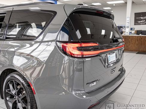Used 2025 Chrysler Pacifica Limited FWD image 12