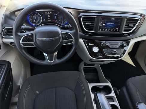 Used 2020 Chrysler Voyager L image 11