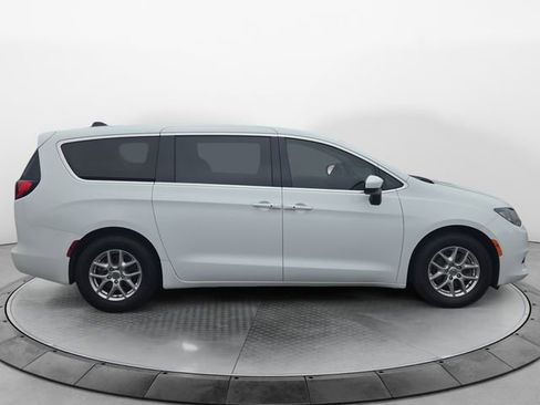 Used 2022 Chrysler Voyager LX image 6