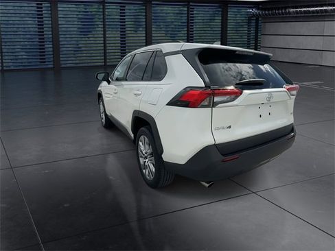 Used 2022 Toyota RAV4 XLE Premium image 6