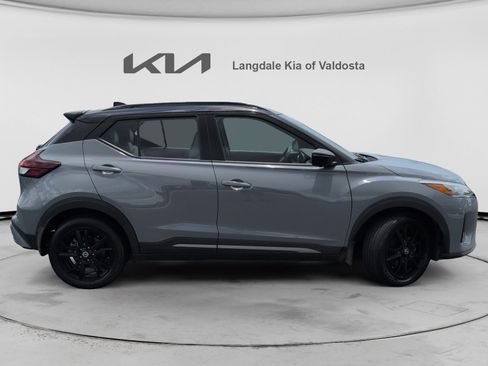 Used 2021 Nissan Kicks SR w/ SR Premium Package FWD image 3