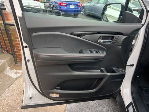 Used 2025 Honda Ridgeline Black Edition image 17