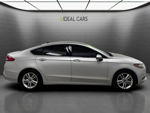 Used 2018 Ford Fusion SE w/ Fusion SE Technology Package FWD image 4
