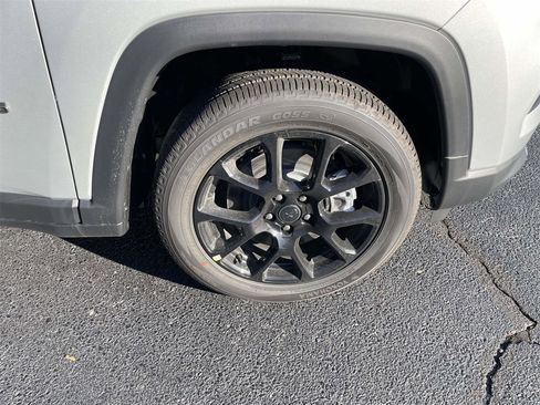 New 2026 Jeep Compass Latitude image 35