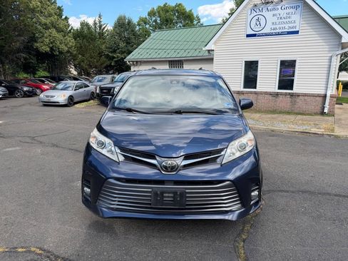 Used 2018 Toyota Sienna XLE w/ XLE Navigation Package FWD image 2