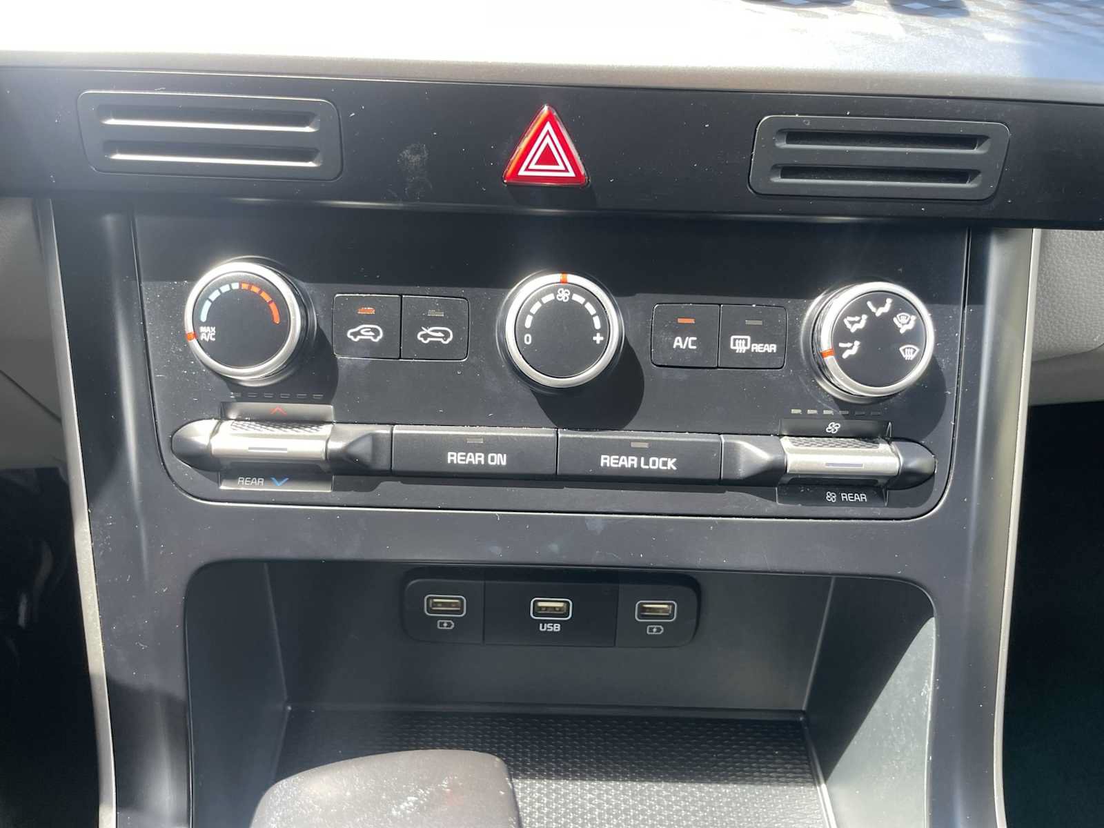 Used 2024 Kia Carnival LX FWD image 19