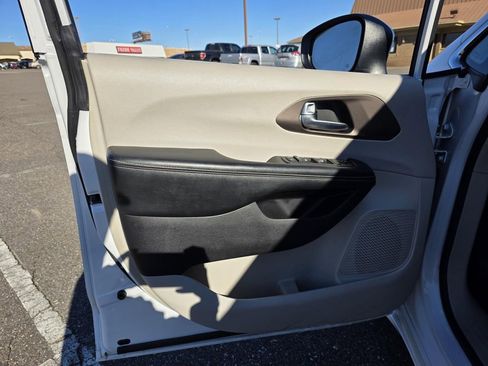 Used 2021 Chrysler Voyager Lxi image 12