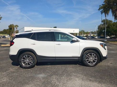 Used 2024 GMC Terrain SLT image 3