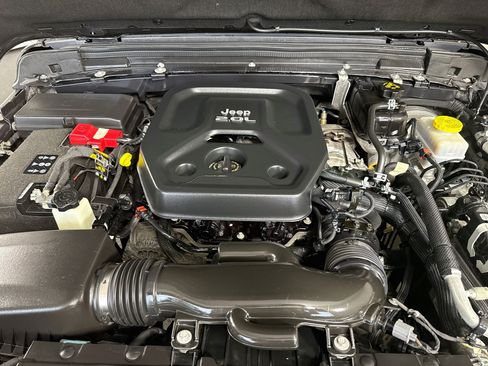 Used 2021 Jeep Wrangler Unlimited Sahara AWD/4WD image 39