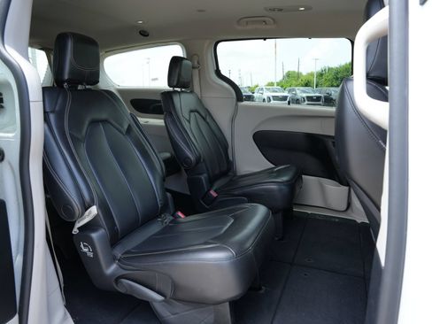 Used 2023 Chrysler Pacifica Touring-L FWD image 21