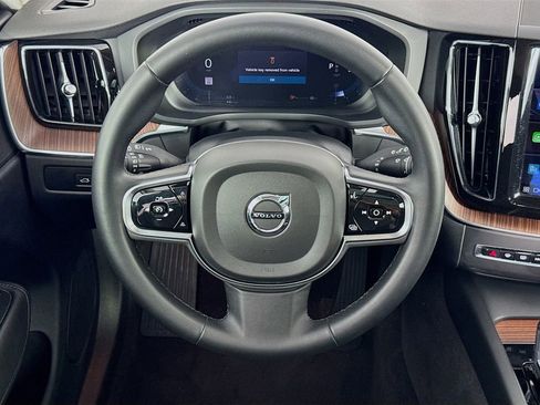 Used 2023 Volvo XC60 B5 Plus image 33