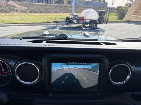 Certified 2022 Jeep Wrangler Unlimited Sahara image 29