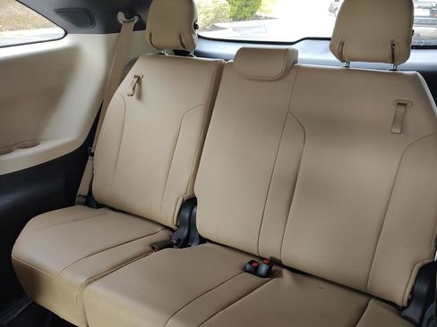 Used 2021 Toyota Sienna XLE image 21