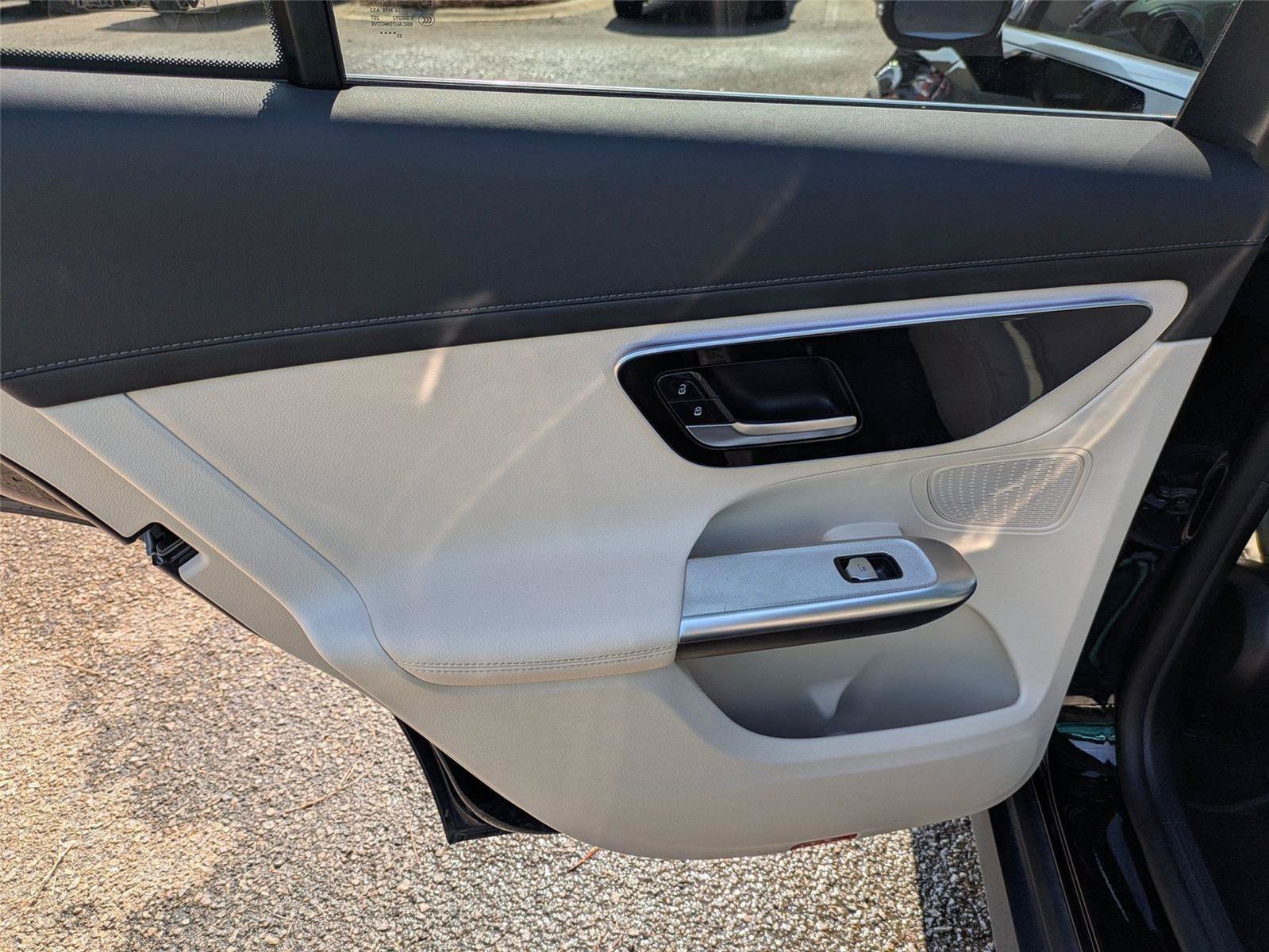 Used 2024 Mercedes-Benz GLC 300 4MATIC image 25