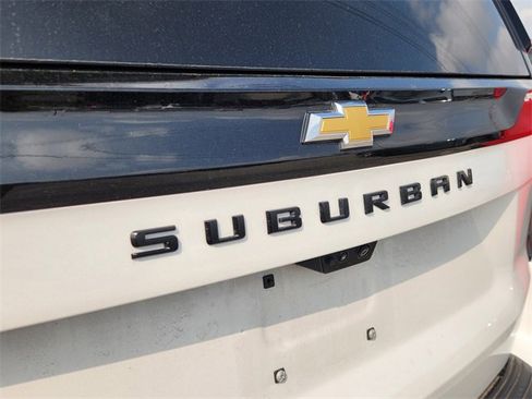 Used 2025 Chevrolet Suburban High Country image 9