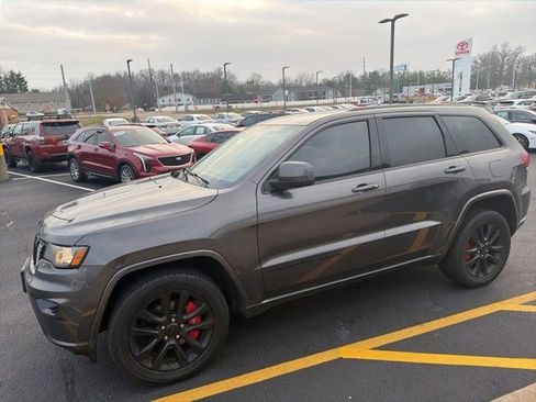 Used 2017 Jeep Grand Cherokee Altitude image 2