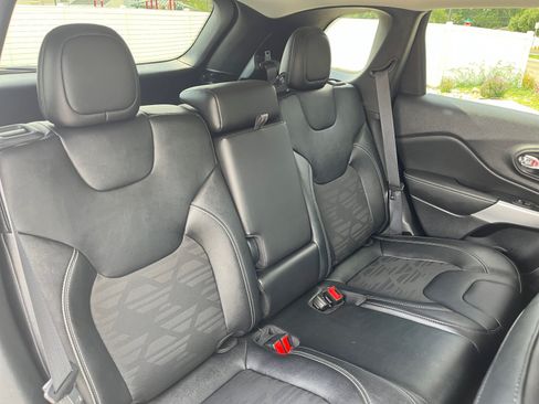 Used 2022 Jeep Cherokee Latitude AWD/4WD image 18