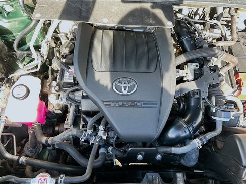 Used 2024 Toyota Highlander XLE image 35