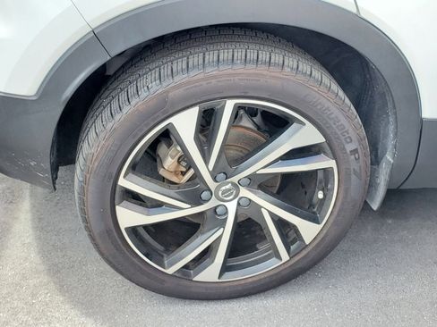 Certified 2022 Volvo XC40 T5 R-Design w/ Protection Package Premier image 6