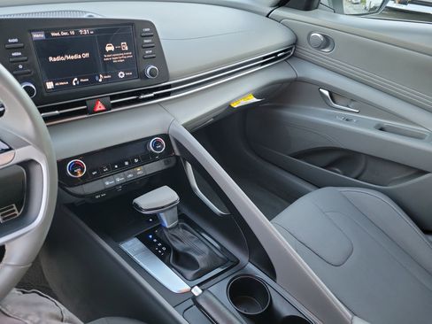 Certified 2025 Hyundai Elantra Sport image 15