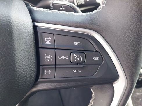 Used 2023 Jeep Grand Cherokee L Laredo image 11