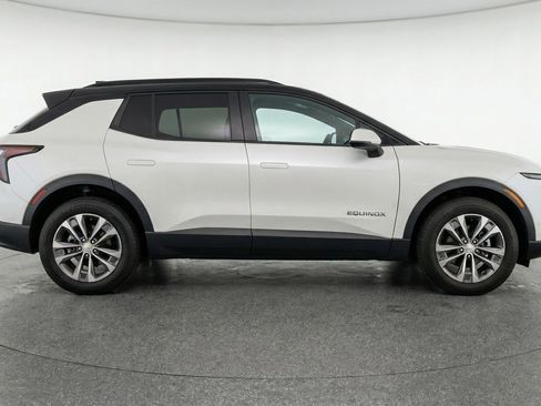 Used 2025 Chevrolet Equinox LT FWD image 11