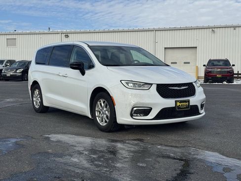 Used 2024 Chrysler Pacifica Touring-L image 3