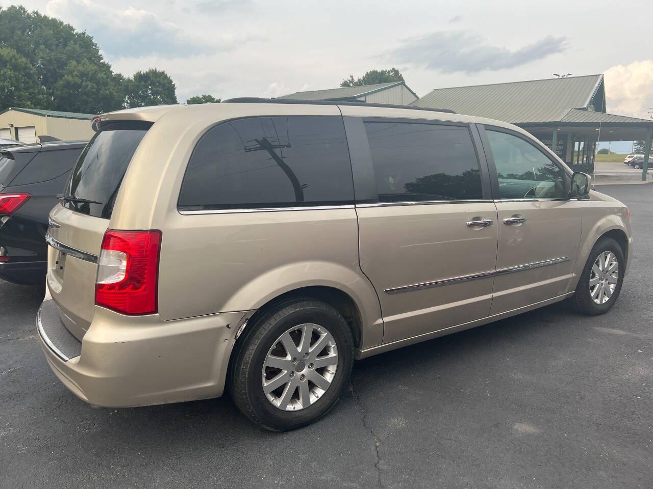 Used 2016 Chrysler Town & Country Touring w/ Driver Convenience Group FWD image 2
