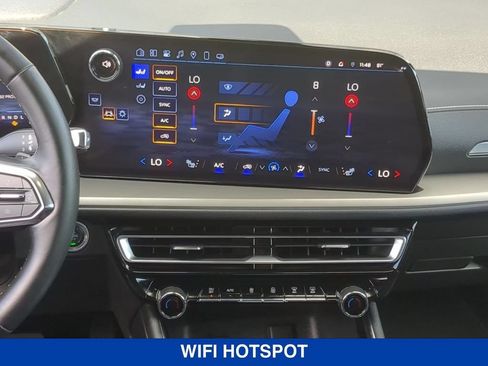 Used 2025 Chevrolet Traverse LT AWD/4WD image 16