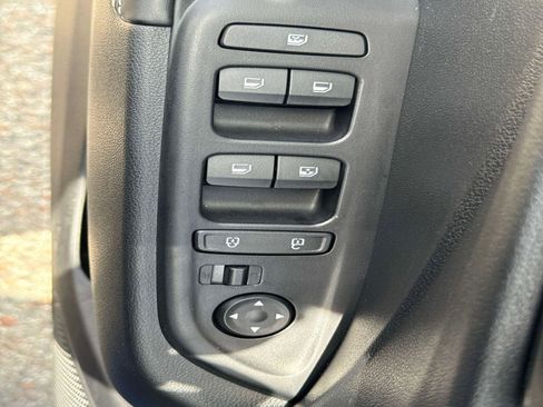 Used 2025 Hyundai Venue Limited FWD image 17
