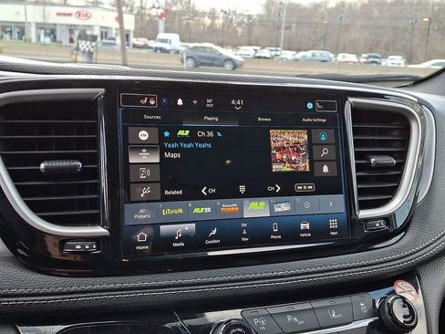 Used 2024 Chrysler Pacifica Limited FWD image 19