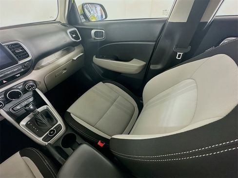 Used 2024 Hyundai Venue SEL image 11