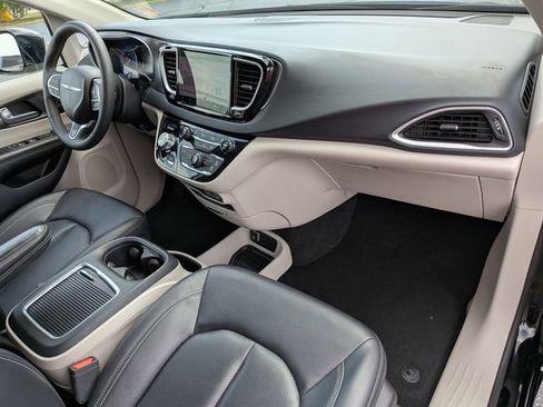 Used 2024 Chrysler Pacifica Touring-L FWD image 38