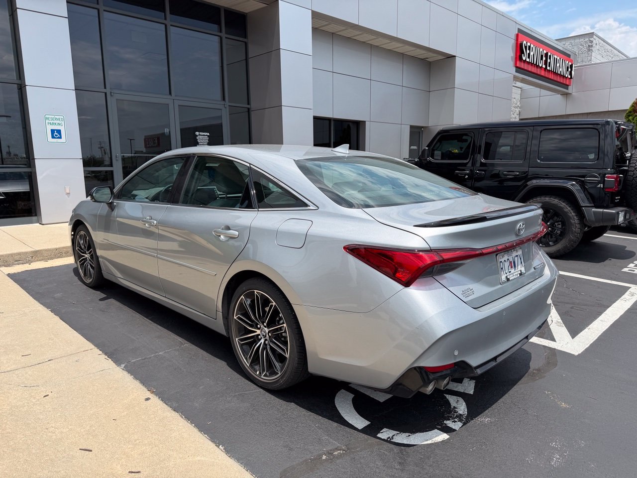 Used 2019 Toyota Avalon Touring w/ Advanced Safety Package FWD image 3
