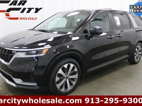 Used 2022 Kia Carnival LX image 1