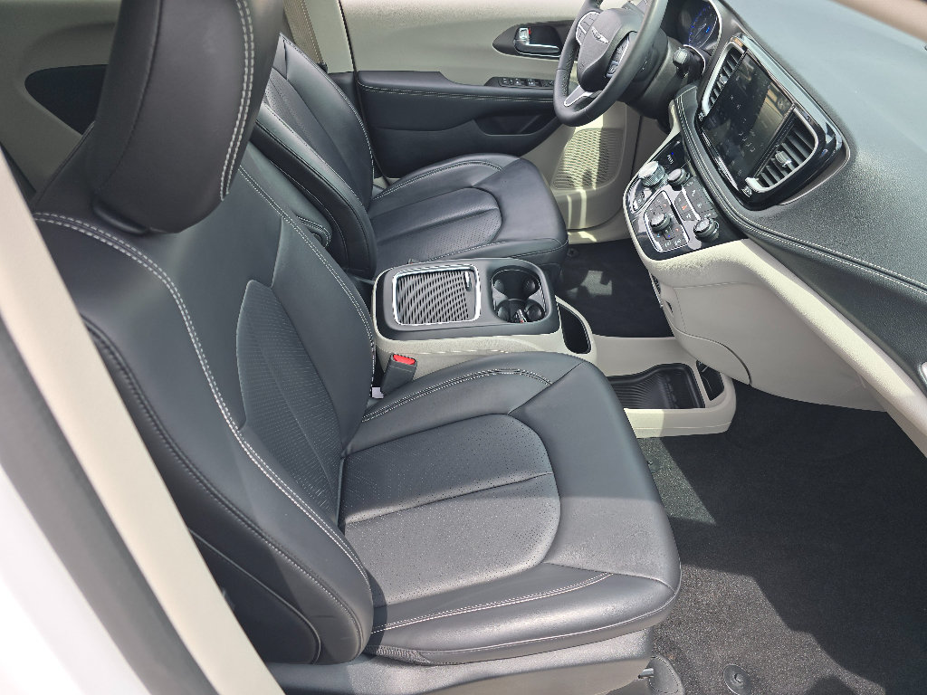 Used 2023 Chrysler Pacifica Touring-L AWD/4WD image 15