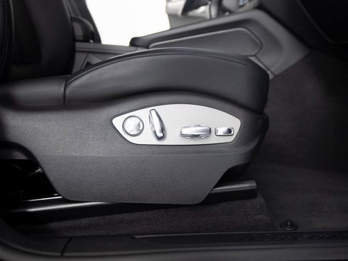 Certified 2025 Porsche Macan image 32