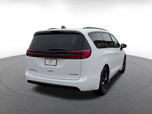 Used 2025 Chrysler Pacifica Limited FWD image 14