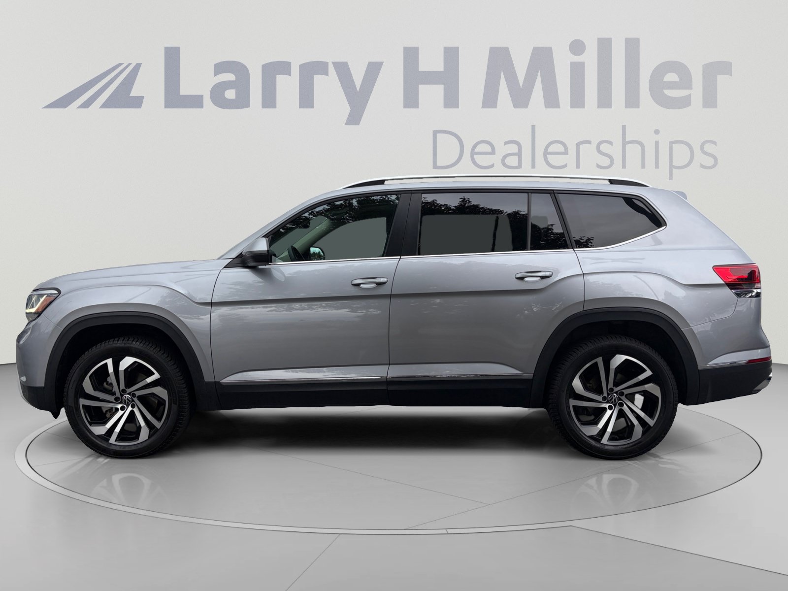 Used 2023 Volkswagen Atlas SEL AWD/4WD image 2