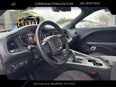 Used 2017 Dodge Challenger R/T w/ Driver Convenience Group RWD image 17